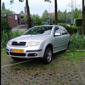 hoe krijg je een auto uit de modder